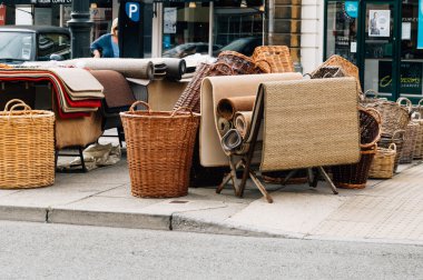 Hasır sepetleri ve kilim