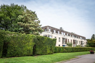 Bir parkta bina konut