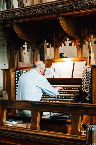 Organista brincando na igreja — Fotografia de Stock