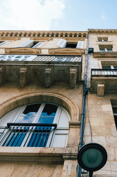 Lage hoekmening gebouw in Bordeaux — Stockfoto