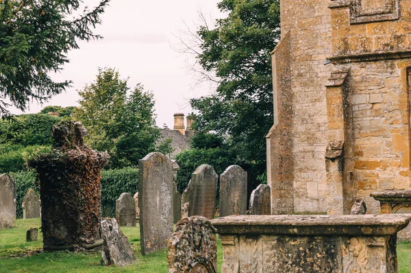 Pietre tombali nel cimitero — Foto Stock