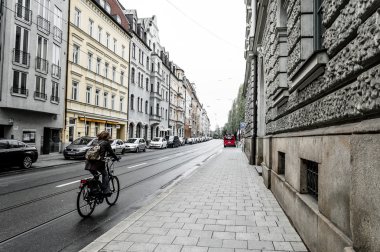 Münih'te kadın bisikletçi