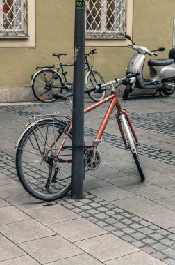 Bir sokak direğine bağlı eski bisiklet