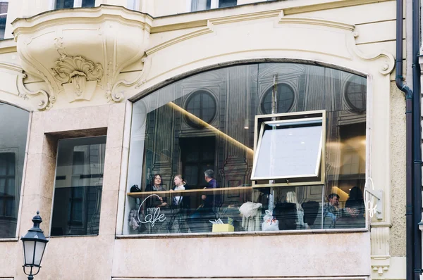 Gente en la cafetería — Foto de Stock