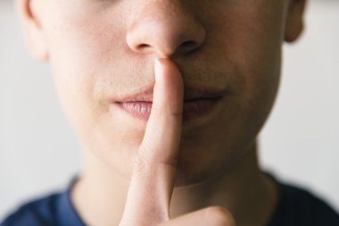 Çocuk bir sessizlik jest yapıyor