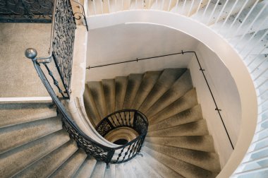 Müzede spiral merdiven üst görünümü