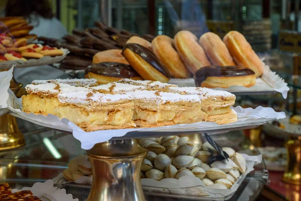 Sweet cake with cream in the window of a bakery — Stock Photo, Image