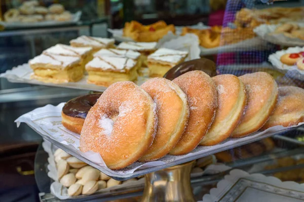 Sweet doughnut with sugar in the showcase of a bakery — Stock Photo, Image