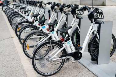 Madrid şehir merkezindeki BiciMAD bisiklet kiralama istasyonu
