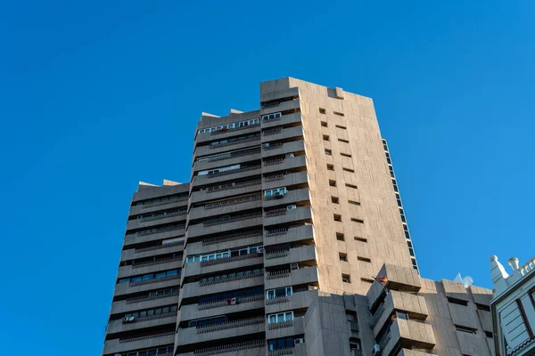 O arranha-céu da Torre de Valência contra o céu azul em Madrid — Fotografia de Stock