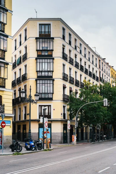 Edificios residenciales antiguos en la calle Bailean, Madrid — Foto de Stock
