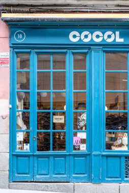 Madrid 'de Latin mahallesindeki bir moda aksesuarı dükkanının mavi vitrininde.