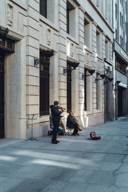 Madrid 'de klasik müzik çalan sokak müzisyenleri
