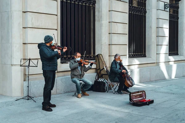 Μουσικοί του δρόμου που παίζουν κλασική μουσική στη Μαδρίτη — Φωτογραφία Αρχείου