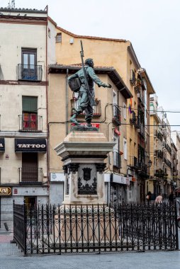 Lavapies 'teki El Rastro bit pazarında Cascorro heykeli.