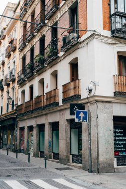 Madrid 'in orta kesimindeki Lavapies' de Embajadores bölgesinde geleneksel cadde