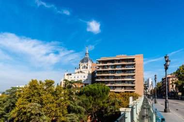 Madrid şehri Almudena Katedrali ile mavi bir gökyüzü günü