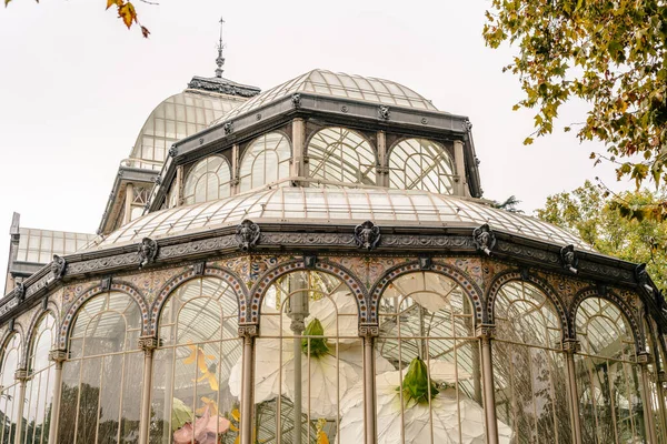 Palacio de Cristal ή γυάλινο παλάτι στο πάρκο Buen Retiro κατά τη διάρκεια του φθινοπώρου — Φωτογραφία Αρχείου