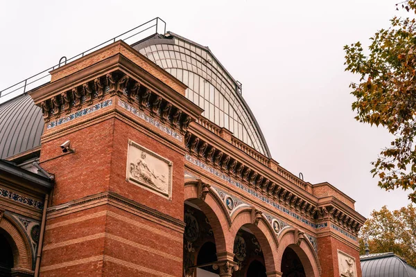 Palacio de Cristal eller Glaspalatset i Buen Retiro Park under hösten — Stockfoto