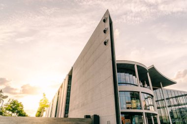 Yazın gün batımında Berlin Devlet Bölgesi