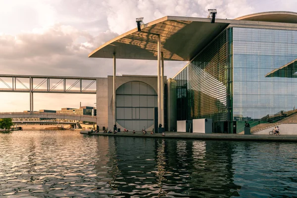 Paisaje urbano de Berlín y distrito de gobierno desde el río Spree — Foto de Stock