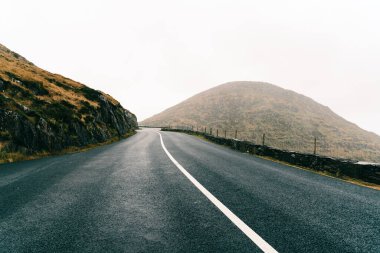Misty Lonely Road İrlanda 'nın Vahşi Atlantik Yolunda