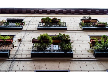 Madrid 'deki Lavapies Mahallesi' nde eski bir binanın eski demir balkonlarının alçak açılı görüntüsü.