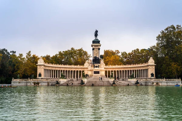 秋季的阿方索十二世纪念碑和马德里布恩里罗公园的池塘 — 图库照片