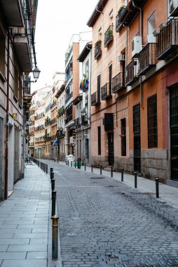 Lavapies 'deki tipik cadde Madrid' deki eski binaların arasında.