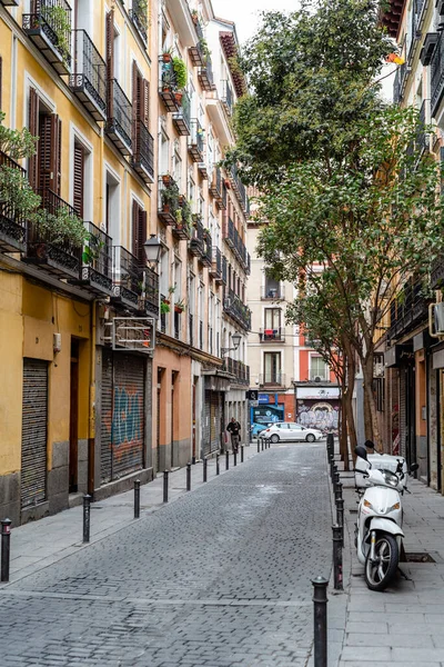 Calle tradicional en la zona de Embajadores en Lavapies en el centro de Madrid — Foto de Stock