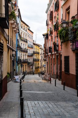 Lavapies 'deki tipik cadde Madrid' deki eski binaların arasında.