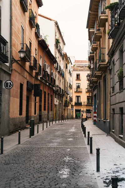 Calle típica de Lavapies en medio de antiguos edificios residenciales en Lavapies en Madrid — Foto de Stock