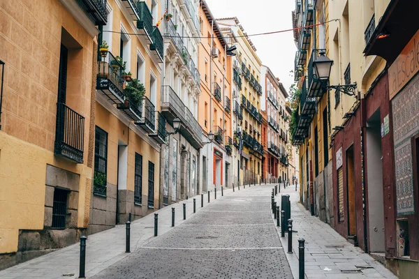 Lavapies 'deki tipik cadde Madrid' deki eski binaların arasında.