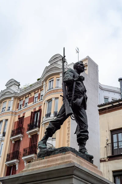 Estatua de Cascorro en el mercadillo de El Rastro en Lavapies — Foto de Stock