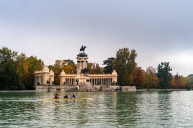 Madrid 'deki Buen Reiro Parkı Gölü' nde kano yapan amatör insanlar.