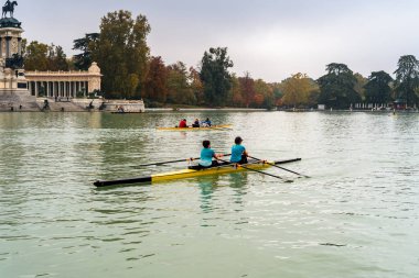 Madrid 'deki Buen Reiro Parkı Gölü' nde kano yapan amatör insanlar.