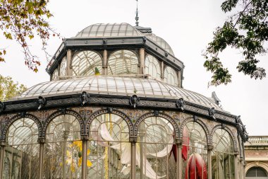 Sonbaharda Buen Retiro Park 'taki Palacio de Cristal veya Glass Palace
