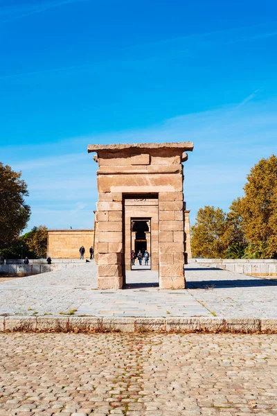 Ναός του Debod στη Μαδρίτη σε μια όμορφη μπλε ημέρα του ουρανού — Φωτογραφία Αρχείου