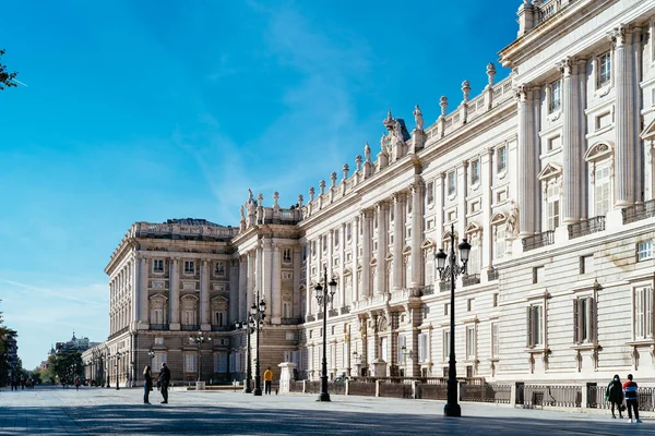 Palais Royal à Madrid dans une belle journée de ciel bleu — Photo