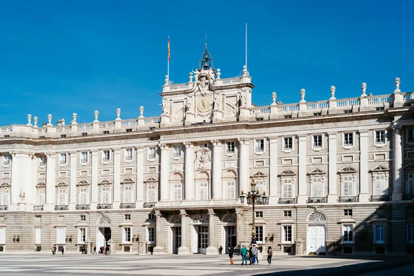 Palácio Real em Madrid em um belo dia azul céu — Fotografia de Stock