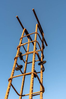 İnşaat alanında gökyüzüne karşı sütun demirleri