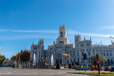 Madrid Cibeles Meydanı açık mavi gökyüzü güneşli bir gün