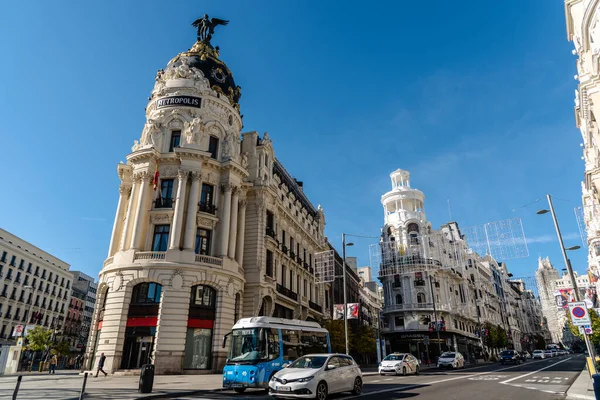 Gran Via Avenue in Madrid mit Weihnachtsdekoration — Stockfoto