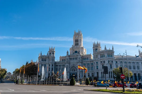 Praça Cibeles em Madrid um dia ensolarado com céu azul brilhante — Fotografia de Stock