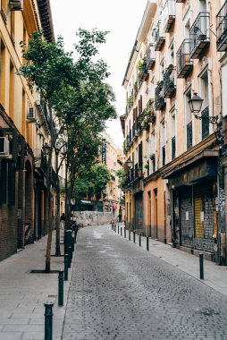 Madrid 'in orta kesimindeki Lavapies' de Embajadores bölgesinde geleneksel cadde