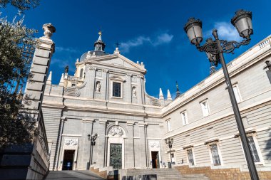 Madrid 'deki La Almudena Katedrali' nin güzel manzarası