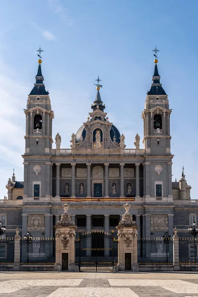 Bela vista da Catedral de La Almudena em Madrid — Fotografia de Stock