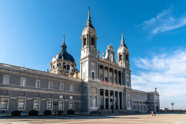 Bella vista sulla Cattedrale di La Almudena a Madrid — Foto Stock