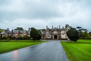 Muckross House ve bulutlu bir gökyüzü bahçeleri