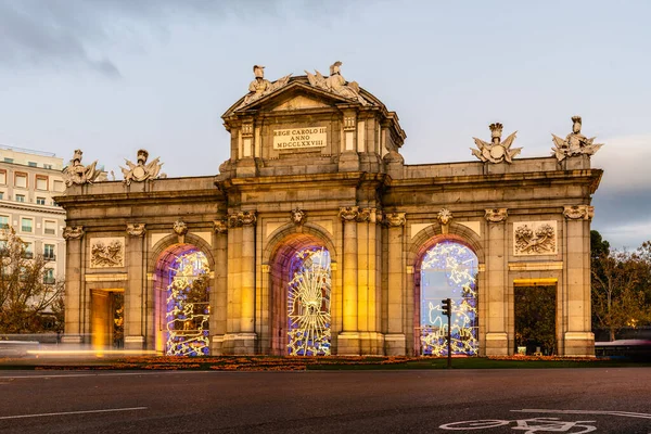 Puerta de Alcala в Мадриде на закате во время Рождества — стоковое фото